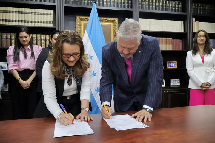 Ministra de SE MUJER Y Canciller juramentaron el Comité de Género